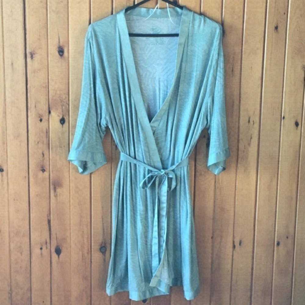 𝅺love to Lounge robe green leaf print with satiny trim and belt